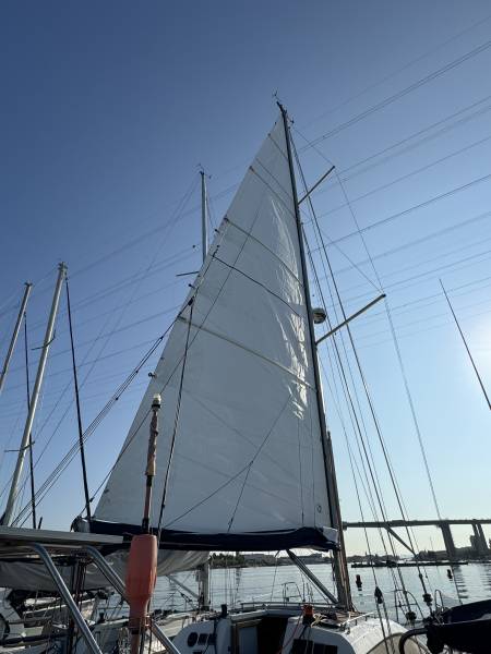 Remplacement d'une grande voile sur un RM 10.60 à Port St Louis du Rhône