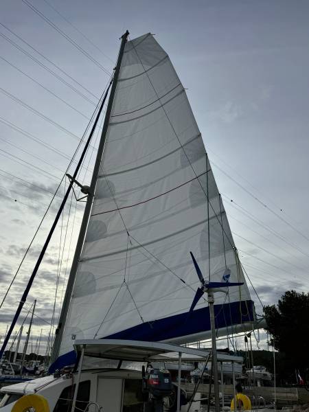 Changement d'une grande voile et d'un génois sur un catamaran Athena 38 pour un client de Carry Le Rouet