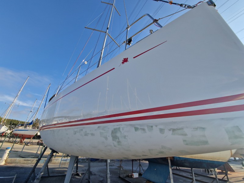 hydrogommage d un italia yacht 9.98. préparation de carène pour la saison de régate à venir.